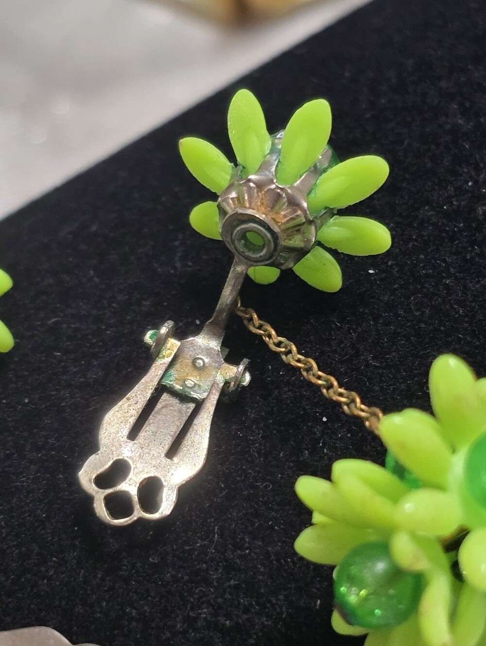 Vintage 60s Neon Green Floral Daisy Dangle Clip-On Kitschy Earrings - Picture 11 of 12